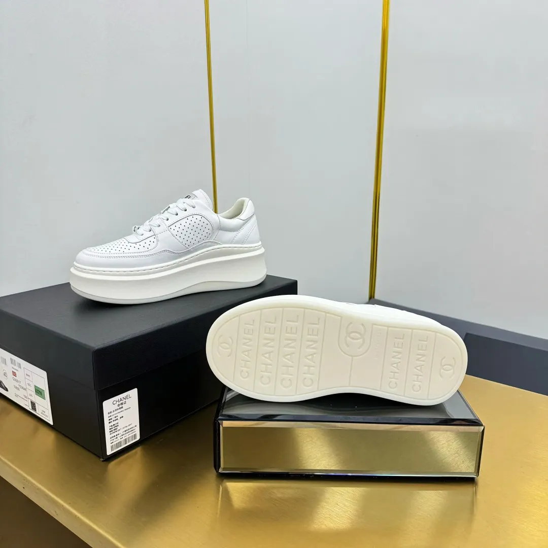 👟👟Ex-factory price 600👟👟 Upgraded version, upgraded version, upgraded version! No rebuttal accepted! ! ! ! Chanel Chanel panda shoes! 2025 counter's top casual sports shoes. This classic design; the upper is electro-embroidered with a variety of techniques; the outsole is fashionable and sporty; the unusual inclusion of a variety of color matching elements... The diversified mix and match is very good-looking and versatile, and can be used for leisure, fashion, sports, and outdoor... ꫛꫀꪝ Go➫ Materials: ❶Upper made of: original imported first-layer silk cowhide + original waterproof cloth + original first-layer cowhide ❷Inner lining: Original Yangli+Net ❸Outsole based on: Original TPU combination outsole Counter boutique packaging complete set for women 35–41 👉 👉